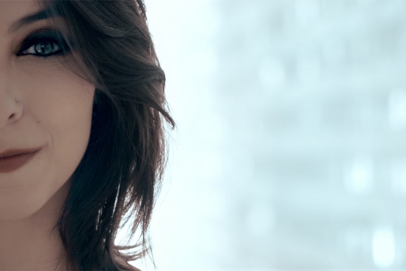 FABR&Iacute;ZIO RUBINSTEIN USA A DAN&Ccedil;A PARA EXPRESSAR A ENTREGA A UMA PAIX&Atilde;O NO SINGLE E CLIPE &ldquo;MEUS OLHOS, SEUS OLHOS&rdquo;