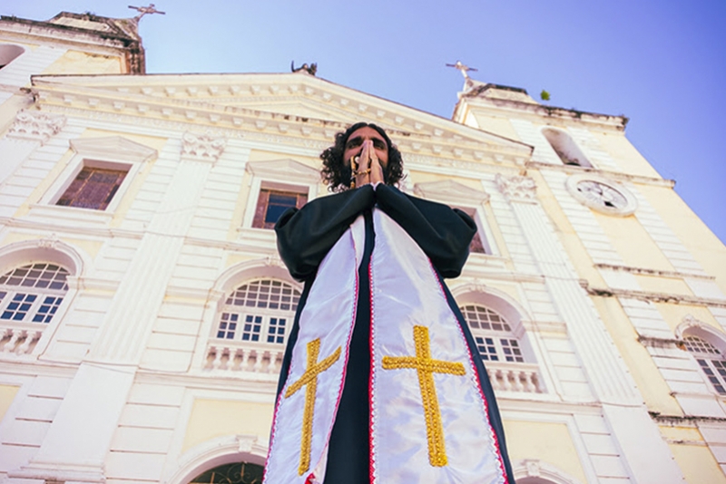 EM&Iacute;LIO SAGAZ TRAZ IRONIAS E CR&Iacute;TICAS EM SINGLE COM RA&Iacute;ZES NO REGGAE E NO RAP