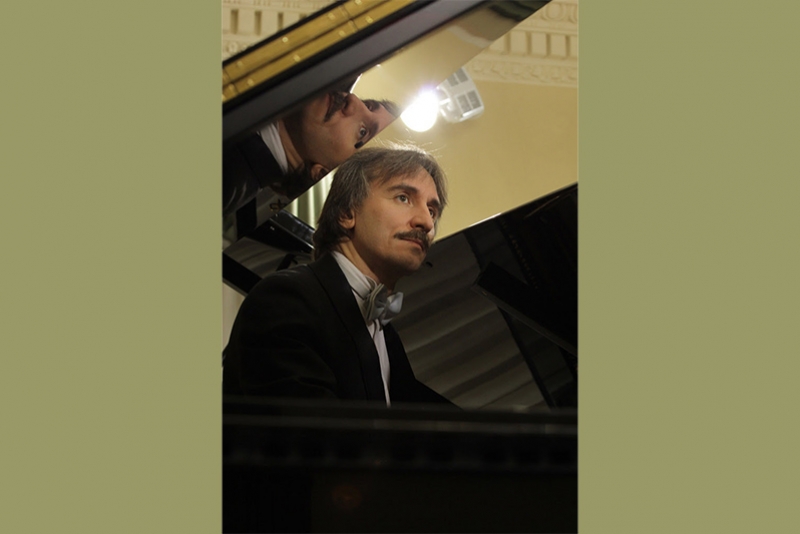 PIANISTA RUSSO EVGENI MIKHAILOV ESTREIA EM PORTO ALEGRE COM CONCERTO H&Iacute;BRIDO NO INSTITUTO LING