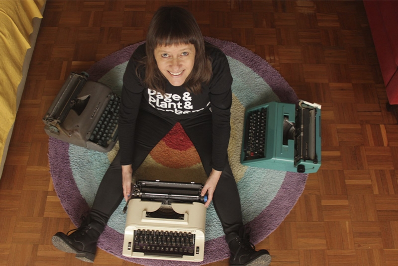 &lsquo;MICROSC&Oacute;PICOS RITMOS DE UMA M&Aacute;QUINA DE ESCREVER&rsquo;, &Aacute;LBUM DE BIBA MEIRA, TER&Aacute; LAN&Ccedil;AMENTO DIA 01 DE OUTUBRO