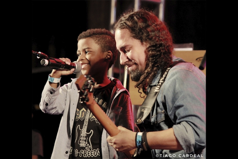 &ldquo;LUIZ OLIVEIRA, CRIADOR DO "MELTING GUITAR" LAN&Ccedil;OU O VIDEOCLIPE &ldquo;NICO SORRISO&rdquo; COM SEU FILHO DE 9 ANOS DE IDADE.