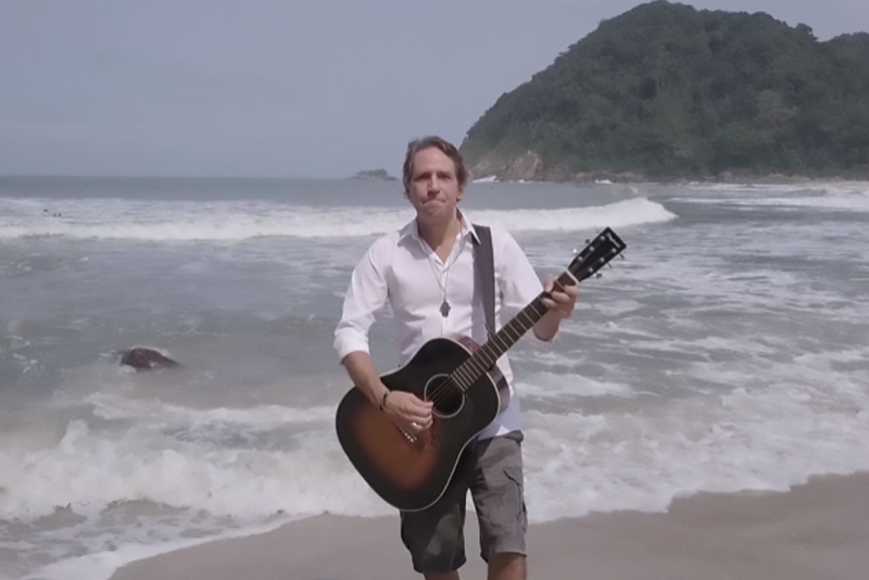FELIPE MACHADO, DO VIPER, LAN&Ccedil;A VIDEOCLIPE DE &ldquo;NA PRAIA&rdquo;, FILMADO NO LITORAL NORTE DE S&Atilde;O PAULO