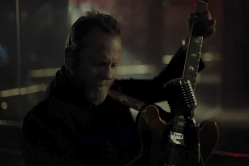 KIEFER SUTHERLAND COMPARTILHA NOVO SINGLE &lsquo;TWO STEPPING IN TIME&rsquo;