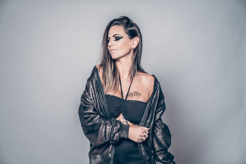 CAMILA VARGAS DJ FAZ SHOW DE ABERTURA DA BANDA CUT COPY