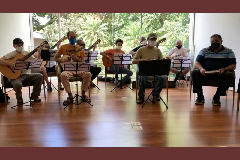 OFICINA DE CHORO ABRE VAGAS PRESENCIAIS E ONLINE PARA AULAS GRATUITAS DE INSTRUMENTOS MUSICAIS E COMPOSI&Ccedil;&Atilde;O