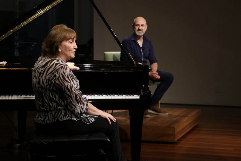 OLINDA ALLESSANDRINI E TIAGO HALEWICZ DISCUTEM O CENTEN&Aacute;RIO DA SEMANA DE ARTE MODERNA EM EVENTO NO INSTITUTO LING