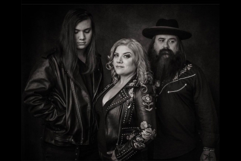 TRIO NORTE-AMERICANO, FEMALE PRESIDENT, LAN&Ccedil;A CLIPE DE "BRING BACK THE GHOSTS"