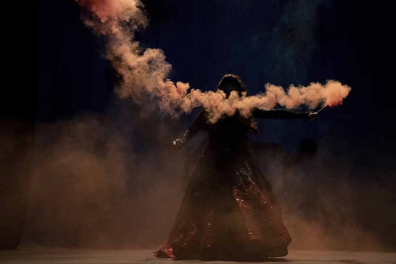 &ldquo;EM CHAMAS&rdquo; RETORNA AOS PALCOS GA&Uacute;CHOS NO TEATRO RENASCEN&Ccedil;A 