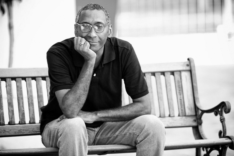 RONALD AUGUSTO MINISTRA CURSO SOBRE LITERATURA NEGRA NO INSTITUTO LING