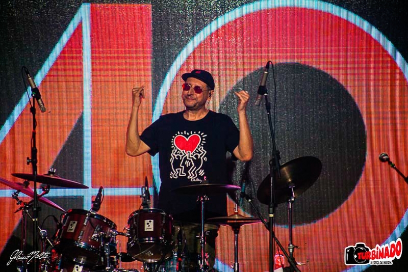 BAR&Atilde;O VERMELHO &ndash; 40 ANOS A MIL EM UM SHOW ELETRIZANTE EM PORTO ALEGRE