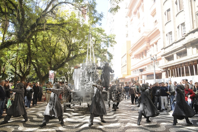 NOVE BAIRROS E ESPA&Ccedil;OS P&Uacute;BLICOS RECEBER&Atilde;O ESPET&Aacute;CULOS GRATUITOS DA 12&ordf; MOSTRA DE TEATRO DE RUA DE PORTO ALEGRE