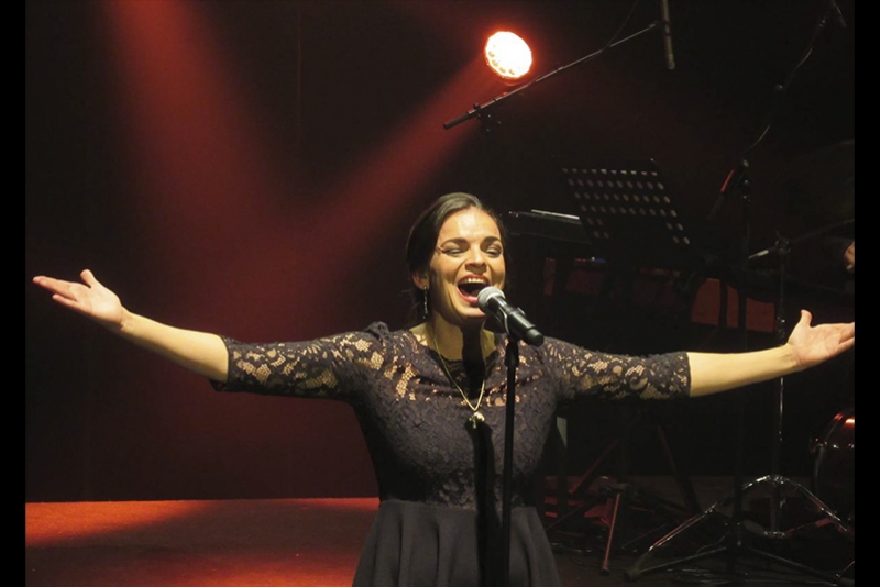 &Eacute;DITH PIAF - MUSICAL FRANC&Ecirc;S COM ANNE CARRERE, DIA 27 DE ABRIL, NO TEATRO DO BOURBON COUNTRY