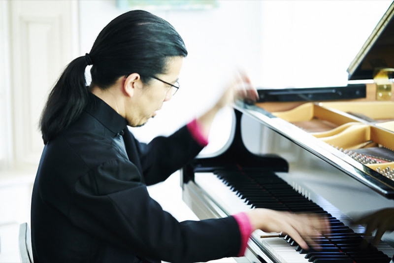 PIANISTA NORTE-AMERICANO FREDERIC CHIU APRESENTA RECITAL INTERATIVO NO INSTITUTO LING 