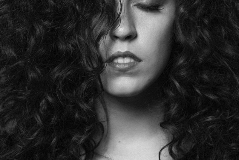 RHAISSA BITTAR E DANIEL GALLI COMENTAM O &Aacute;LBUM MAT&Eacute;RIA ESTELAR EM BATE-PAPO VIRTUAL E GRATUITO 