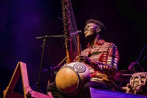 MOMI MAIGA ABRE A PROGRAMA&Ccedil;&Atilde;O MUSICAL DO INSTITUTO LING COM SHOW QUE UNE JAZZ, FLAMENCO E SONS DO SENEGAL