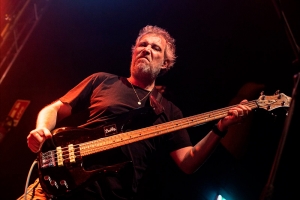 BAIXISTAS ALBERTO RIGONI, MICHAEL MANRING E STUART HAMM LAN&Ccedil;AM SINGLES &ldquo;GENESIS&rdquo; E &ldquo;BORN FROM ASHES&rdquo; E ABREM CAMINHO PARA O &Aacute;LBUM DYSTOPIA