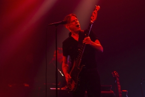 BRYAN ADAMS INCENDEIA PORTO ALEGRE EM UMA NOITE DE CL&Aacute;SSICOS, NOSTALGIA E ROCK SEM PRAZO DE VALIDADE