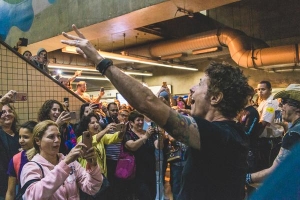 CAPITAL INICIAL AGITA METRÔ EM SÃO PAULO NO ESQUENTA PARA VENDA DO ROCK IN RIO CARD, DIA 12