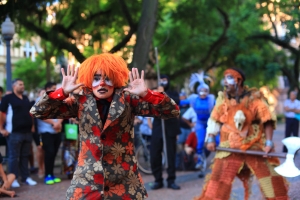 ÓI NÓIS AQUI TRAVEIZ CELEBRA 40 ANOS DE UTOPIA, PAIXÃO E RESISTÊNCIA COM APRESENTAÇÕES NAS RUAS E TEATROS DA CIDADE