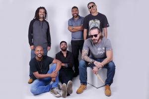 A PAGODIM 90, FAMOSA POR EMBALAR AS CASAS DE SHOWS DA CIDADE, ESTÁ COM NOVO SHOW EM HOMENAGEM A BANDA RAÇA NEGRA