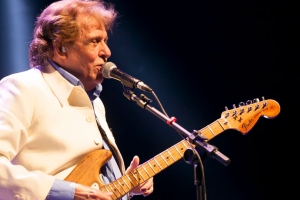 RENATO & SEUS BLUE CAPS COMEMORAM 60 ANOS DE CARREIRA EM PORTO ALEGRE