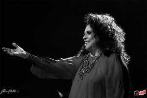 GAL COSTA BRINDOU O PÚBLICO COM INTERPRETAÇÕES A FLOR DA PELE EM PORTO ALEGRE