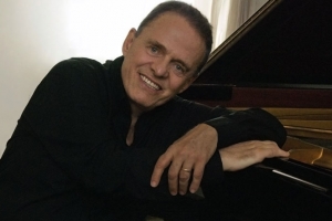 BRANCO PRODUÇÕES APRESENTA - RECITAL COM MIGUEL PROENÇA NO THEATRO SÃO PEDRO