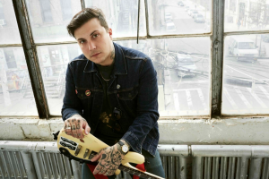 FRANK IERO ESTREIA NOVA BANDA EM SÃO PAULO NESTE DOMINGO