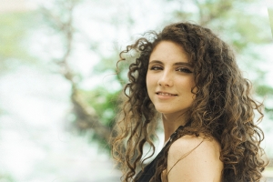 LAURA DALMÁS FAZ SHOW DE LANÇAMENTO DE SEU EP DE ESTREIA 