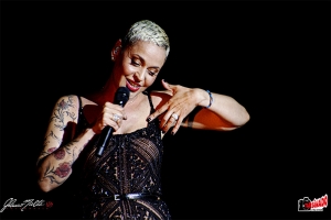 MARIZA CANTA, ENCANTA E EMOCIONA EM SHOW MEMORÁVEL
