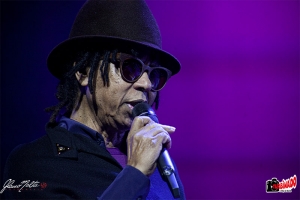 DJAVAN - NOVO SHOW ENCANTA PÚBLICO EM PORTO ALEGRE