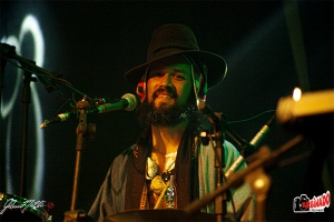 CURUMIN MOSTRA TODA SUA CRIATIVIDADE E EFERVESCÊNCIA MUSICAL AO VIVO 