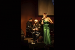BÍBI JAZZ BAND TOCA STANDARDS DO JAZZ  NO PROJETO CHAPÉU ACÚSTICO