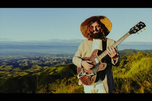 TECO MARTINS SE CONECTA À NATUREZA NO CLIPE DE “MÚSICA PARA O AMOR DA MINHA VIDA”