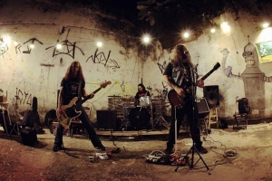 RIFFCOVEN APOSTA NO PESO DO STONER METAL NO EP CURSED 