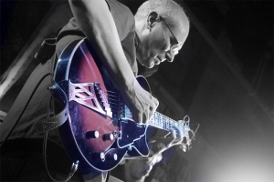 JULIO HERRLEIN TRIO FAZ EM SHOW COM MUITO  JAZZ, MPB E IMPROVISAÇÃO NO CHAPÉU ACÚSTICO