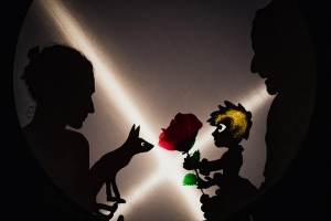 ESPETÁCULO INÉDITO DA CIA TEATRO LUMBRA ESTREIA EM PORTO ALEGRE RECRIANDO CLÁSSICOS DA LITERATURA COM PROJEÇÕES E SOMBRAS