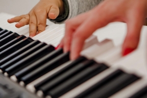 OFICINA DE MUSICALIZAÇÃO É ATRAÇÃO PARA CRIANÇAS E BEBÊS NO INSTITUTO LING NESTE SÁBADO