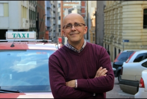 ESCRITOR MAURO CASTRO DIVIDE HISTÓRIAS COLETADAS DENTRO DE UM TÁXI EM BATE-PAPO COM TÂNIA CARVALHO E IVAN MATTOS NO INSTITUTO LING