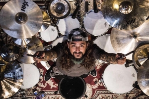 MIKE PORTNOY, QUE TOCA EM PORTO ALEGRE DIA 10 DE NOVEMBRO, CONVOCA FÃS PARA O SHOW