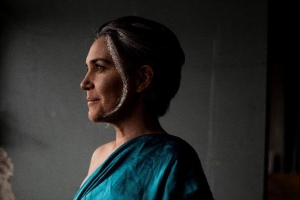 ADRIANA DEFFENTI LANÇA ÁLBUM CONTROVERSA