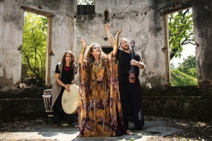 DUO YAMÍ SE UNE A RITA BENNEDITTO EM NOVO CLIPE
