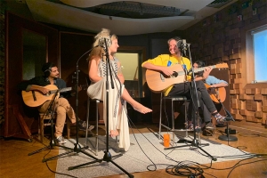 REBECA SE UNE A RUBEL EM VÍDEO ACÚSTICO “O TANTO QUE FALTA”
