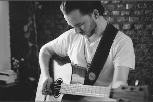 TOM ZYNSKI ESTREIA VIDEOCLIPE DO SEU PRIMEIRO SINGLE “SEVEN”