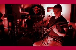 GUITARRISTA MATHEUS MANENTE LANÇA VÍDEO DA MÚSICA “KINETIC DISTURBANCES” AO VIVO