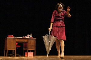 DEBORAH FINOCCHIARO VOLTA AO PALCO DO INSTITUTO LING NOS DIAS 17 E 18 DE JANEIRO COM A PEÇA DIÁRIO SECRETO DE UMA SECRETÁRIA BILÍNGUE