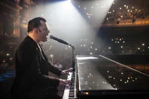 VEJA MARC MARTEL, QUE FAZ TRIBUTO AO QUEEN EM PORTO ALEGRE, EM MAIS UMA IMPRESSIONANTE INTERPRETAÇÃO