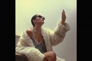 CLARICE FALCÃO LANÇA SINGLE “PRA TER O QUE FAZER”