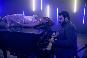 SUPERCOLISOR CANTA O DESEJO E A AMBIGUIDADE EM “SEMPRE” COM LEO FRESSATO