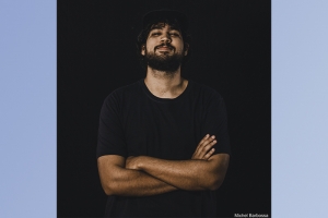 HENRIQUE STELLA CRIANDO MÚSICAS QUE FOGEM DO CONTEXTO E DOS MODISMOS CORRENTES